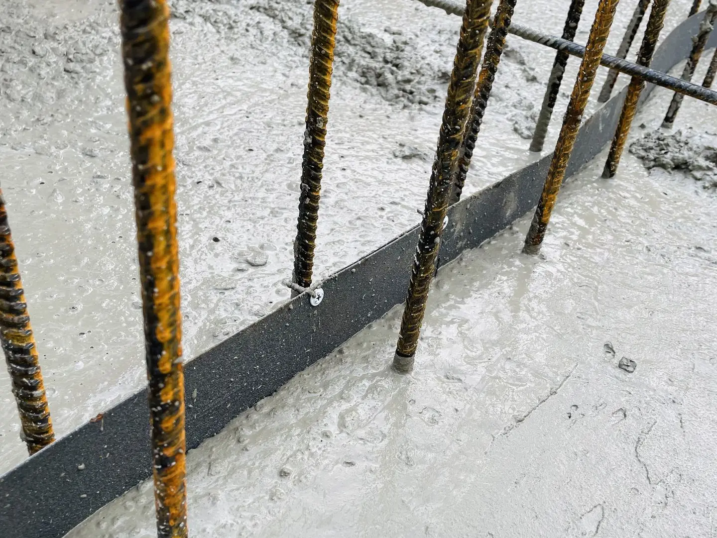 WPM® Metal Sheet Waterstop 125R during the concrete cast. WPM® Metal Sheet Waterstop 125R during the concrete cast.